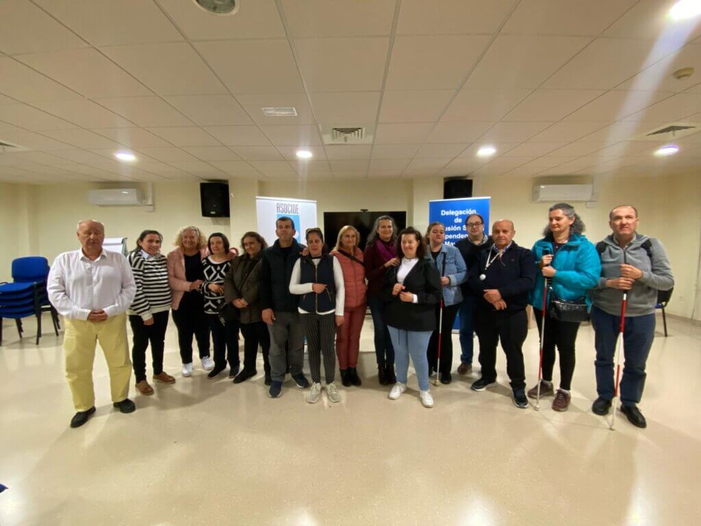 Grupo de personas sordociegas que participan en el encuentro