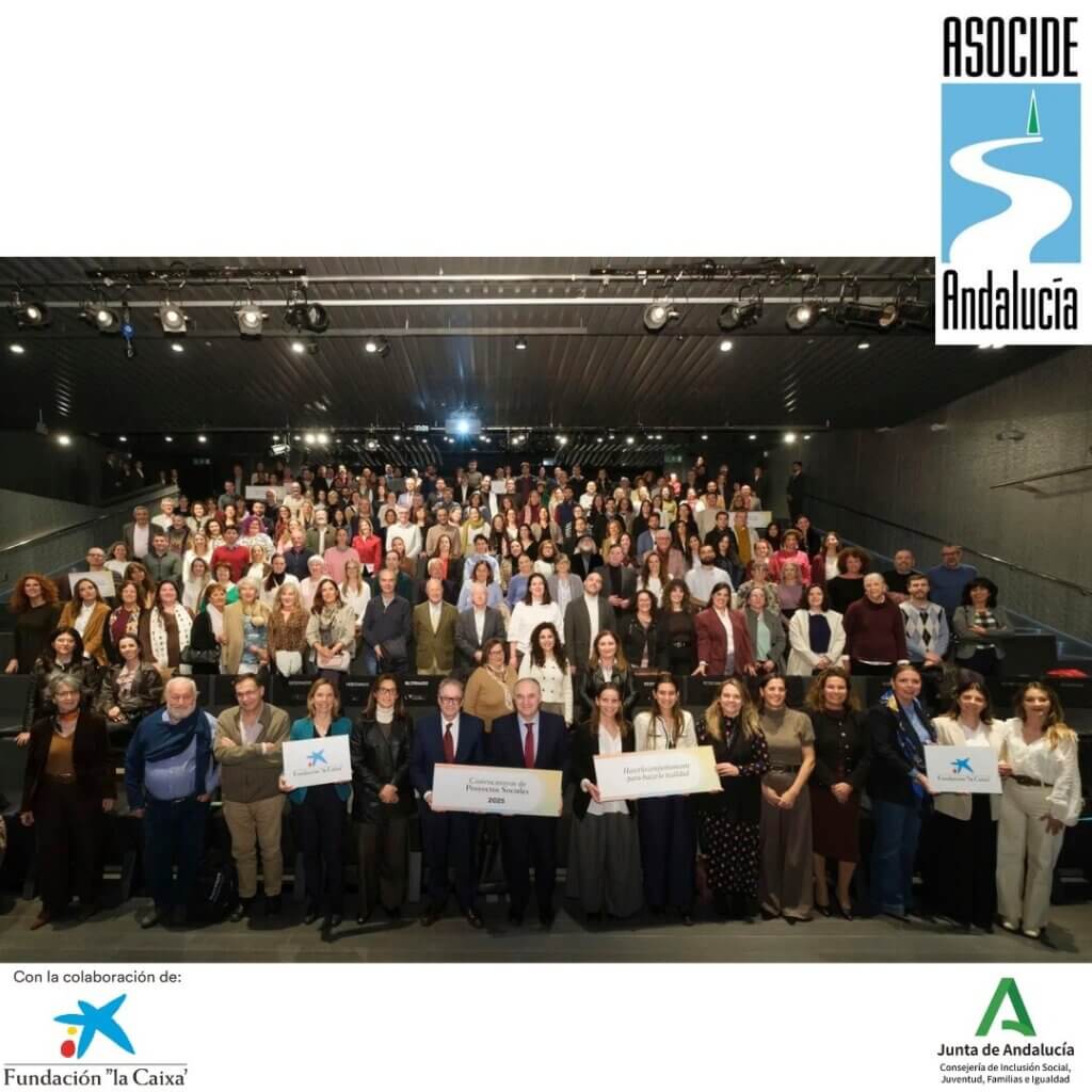 Foto de familia de los participantes al acto