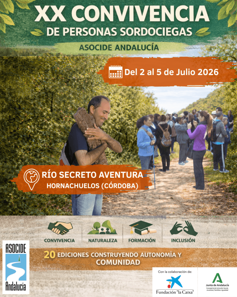 En la parte superior aparece el título grande: “XX Convivencia de Personas Sordociegas”, organizado por ASOCIDE Andalucía. Debajo se indica la fecha: del 2 al 5 de julio de 2026. En el centro del cartel hay una fotografía en un entorno natural: un grupo de personas está caminando por un sendero rodeado de árboles. En primer plano aparece un hombre abrazando un tronco, sonriendo, lo que transmite una experiencia de contacto con la naturaleza. Al fondo se ve un grupo de participantes conversando y realizando actividades al aire libre. Sobre la imagen aparece el lugar del evento: Río Secreto Aventura, Hornachuelos (Córdoba). Más abajo se destacan cuatro conceptos clave del encuentro con iconos representativos: 🤝 Convivencia 🌿 Naturaleza 🎓 Formación 👐 Inclusión En la parte inferior del cartel se lee: “20 ediciones construyendo autonomía y comunidad”. También aparecen los logotipos de las entidades colaboradoras: Fundación “la Caixa” y la Junta de Andalucía (Consejería de Inclusión Social, Juventud, Familias e Igualdad).